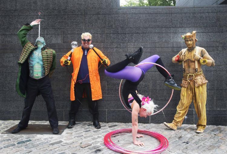 image of street performers