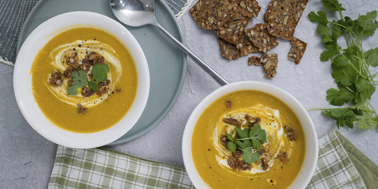 Pic of two bowls of soup with crackers on the side